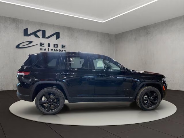 2022 Diamond Black Crystal Pearlcoat Jeep Grand Cherokee Altitude 4X4 SUV