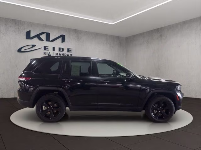 2022 Diamond Black Crystal Pearlcoat Jeep Grand Cherokee Altitude 4X4 SUV