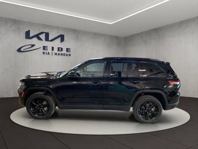 2022 Diamond Black Crystal Pearlcoat Jeep Grand Cherokee Altitude 4X4 SUV