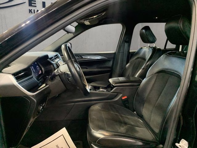 2022 Diamond Black Crystal Pearlcoat Jeep Grand Cherokee Altitude 4X4 SUV