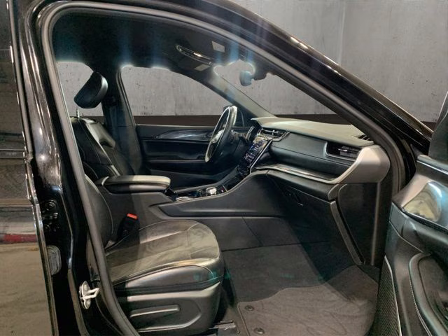 2022 Diamond Black Crystal Pearlcoat Jeep Grand Cherokee Altitude 4X4 SUV