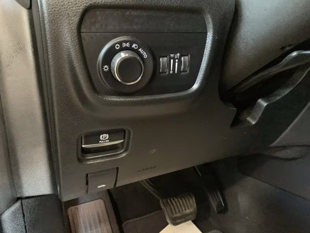 2022 Diamond Black Crystal Pearlcoat Jeep Grand Cherokee Altitude 4X4 SUV