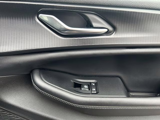 2024 Silver Zynith Jeep Grand Cherokee L Altitude 4X4 SUV