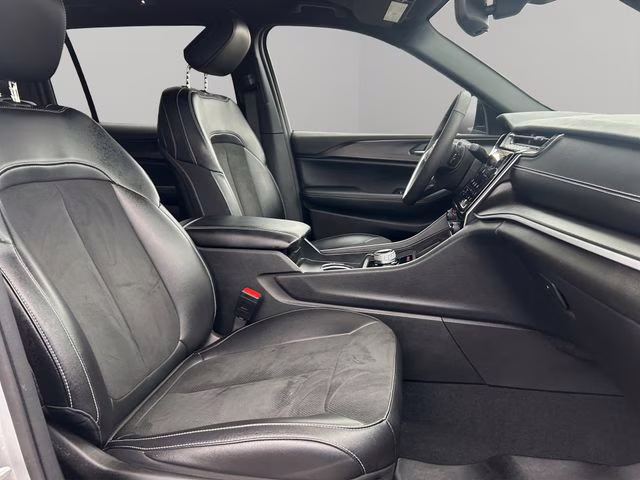 2024 Silver Zynith Jeep Grand Cherokee L Altitude 4X4 SUV