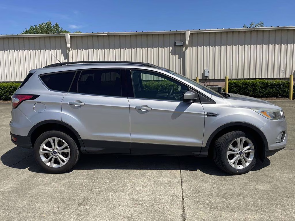 2018 Ingot Silver Metallic Ford Escape SE FWD SUV