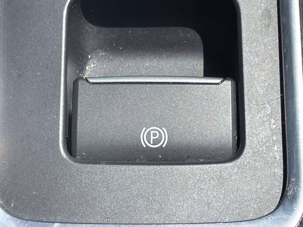 2018 Ingot Silver Metallic Ford Escape SE FWD SUV