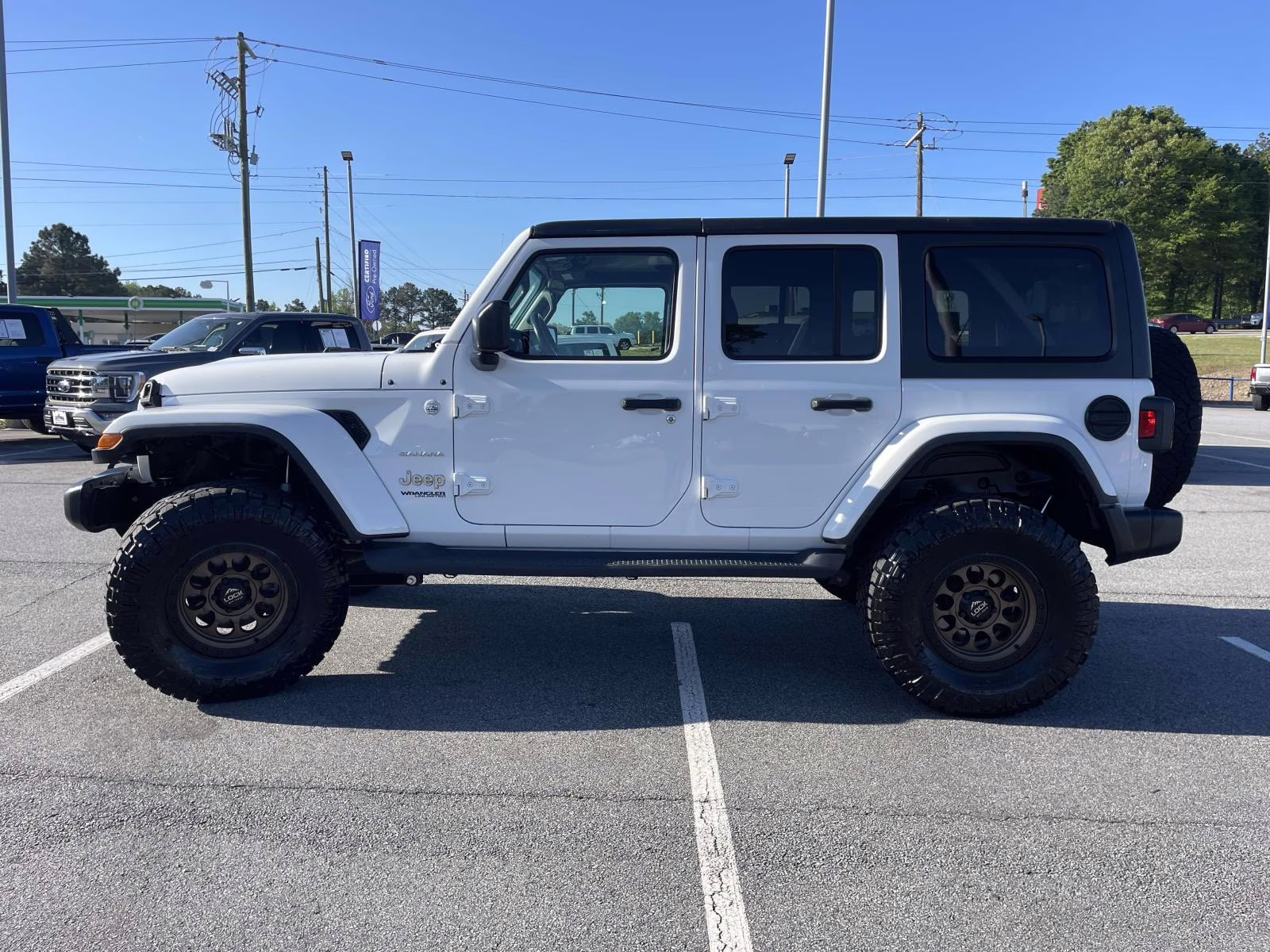 2021 Bright White Clearcoat Jeep Wrangler Unlimited Sahara 4X4 SUV