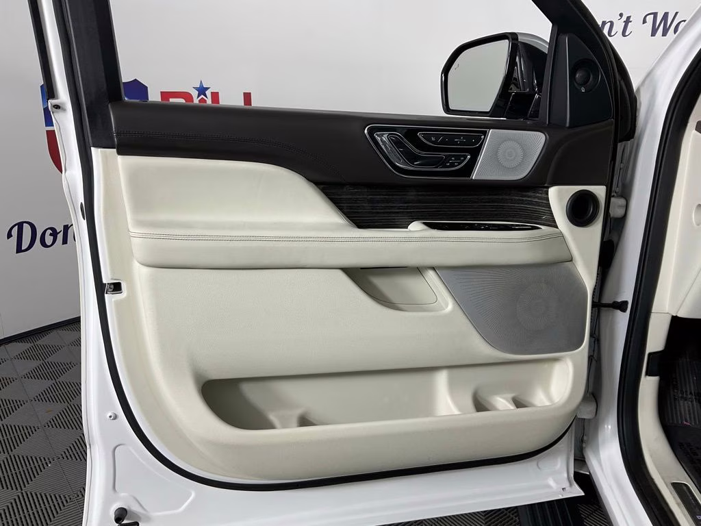 2021 White Lincoln Navigator Black Label 4X4 SUV