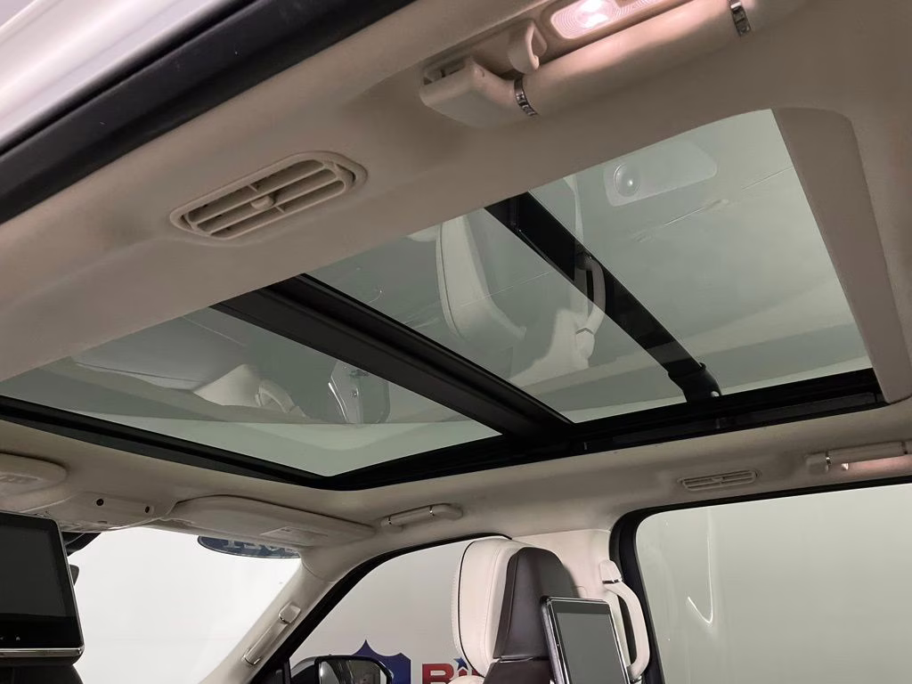 2021 White Lincoln Navigator Black Label 4X4 SUV