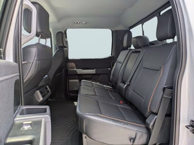 2025 Oxford White Ford Super Duty F-250 SRW Lariat 4X4 Truck