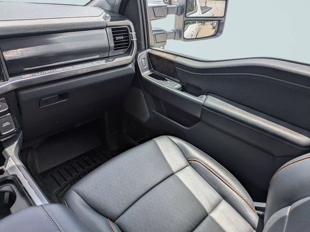 2025 Oxford White Ford Super Duty F-250 SRW Lariat 4X4 Truck