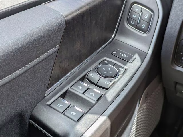 2025 Oxford White Ford Super Duty F-250 SRW Lariat 4X4 Truck