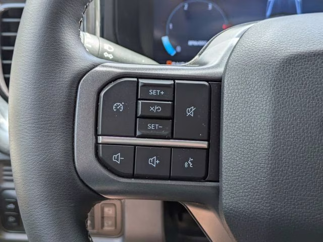 2025 Oxford White Ford Super Duty F-250 SRW Lariat 4X4 Truck