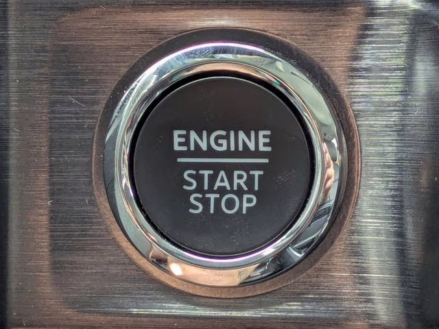 2025 Oxford White Ford Super Duty F-250 SRW Lariat 4X4 Truck