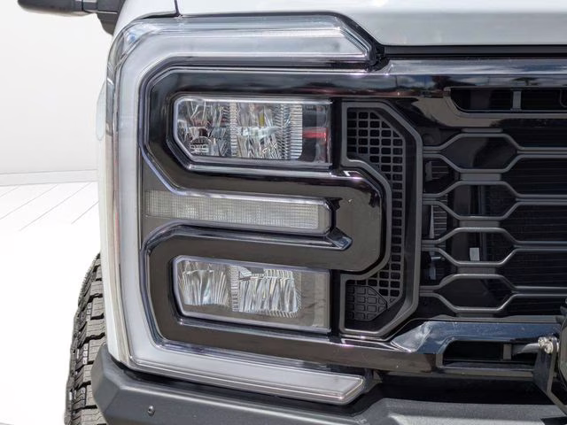 2025 Oxford White Ford Super Duty F-250 SRW Lariat 4X4 Truck