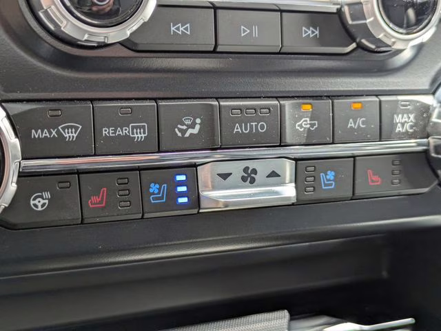 2025 Oxford White Ford Super Duty F-250 SRW Lariat 4X4 Truck