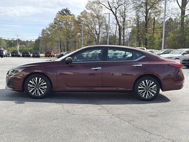 2023 Garnet Pearl Metallic Nissan Altima 2.5 SV FWD Sedan