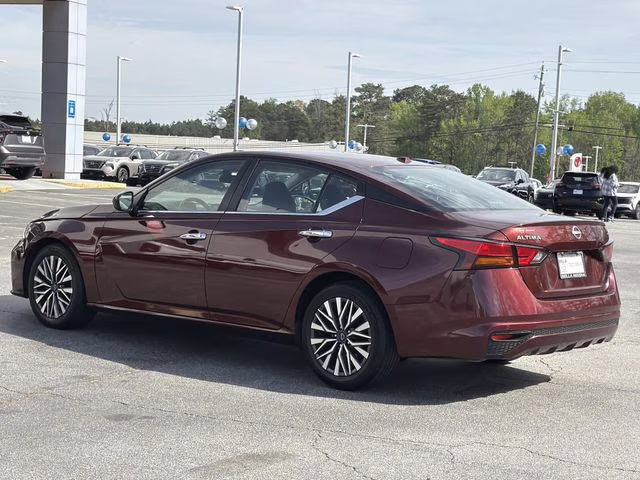 2023 Garnet Pearl Metallic Nissan Altima 2.5 SV FWD Sedan