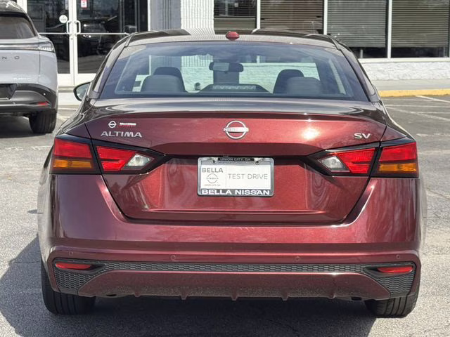 2023 Garnet Pearl Metallic Nissan Altima 2.5 SV FWD Sedan