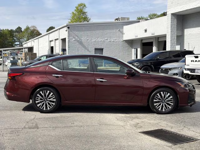 2023 Garnet Pearl Metallic Nissan Altima 2.5 SV FWD Sedan