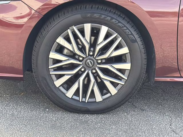 2023 Garnet Pearl Metallic Nissan Altima 2.5 SV FWD Sedan