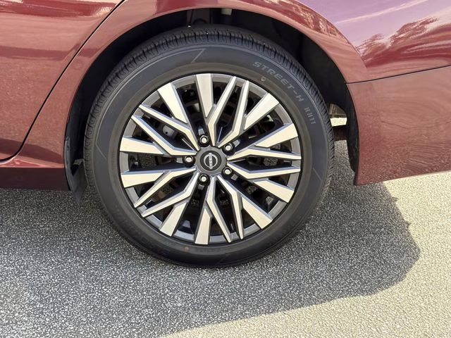 2023 Garnet Pearl Metallic Nissan Altima 2.5 SV FWD Sedan