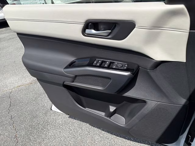 2026 Everest White Pearl Tricoat Nissan Pathfinder SL 4X4 SUV