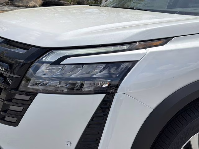 2026 Everest White Pearl Tricoat Nissan Pathfinder SL 4X4 SUV