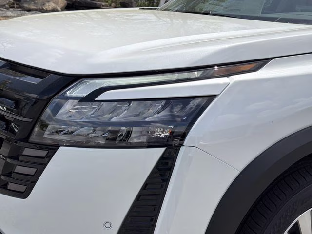 2026 Everest White Pearl Tricoat Nissan Pathfinder SL 4X4 SUV