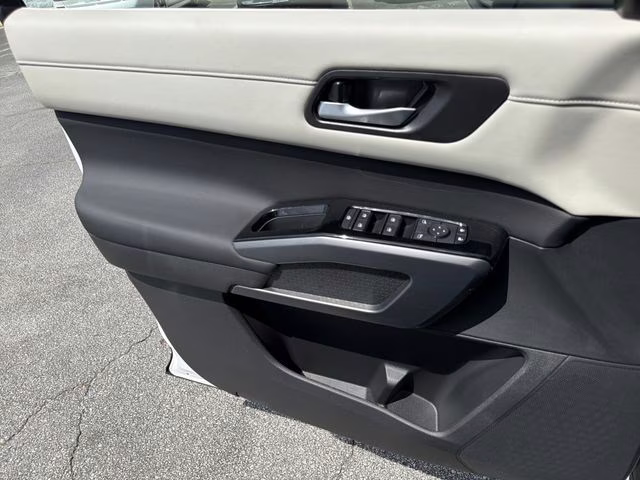 2026 Everest White Pearl Tricoat Nissan Pathfinder SL 4X4 SUV