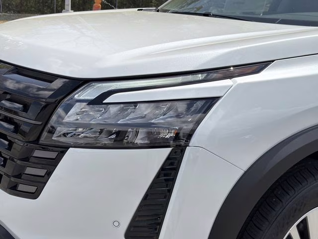 2026 Everest White Pearl Tricoat Nissan Pathfinder SL 4X4 SUV