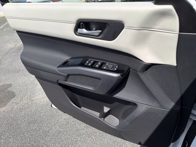 2026 Everest White Pearl Tricoat Nissan Pathfinder SL FWD SUV