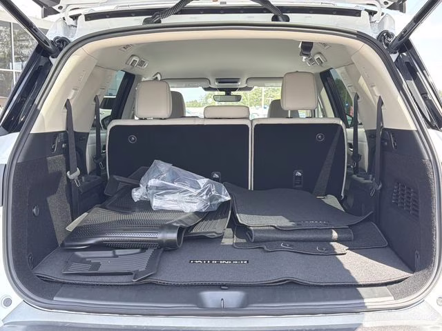 2026 Everest White Pearl Tricoat Nissan Pathfinder SL FWD SUV