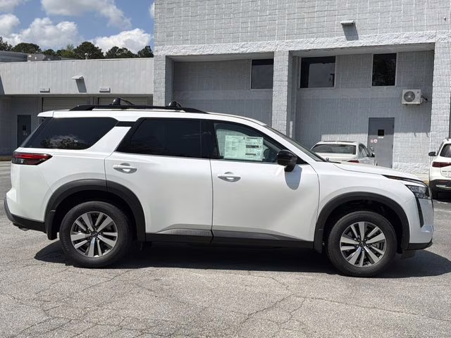 2026 Everest White Pearl Tricoat Nissan Pathfinder SL FWD SUV