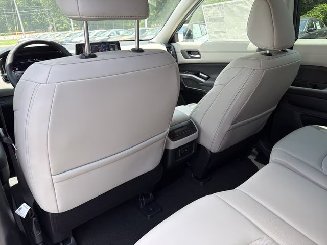 2026 Everest White Pearl Tricoat Nissan Pathfinder SL 4X4 SUV