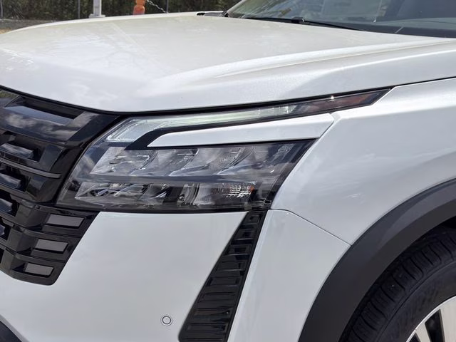 2026 Everest White Pearl Tricoat Nissan Pathfinder SL 4X4 SUV