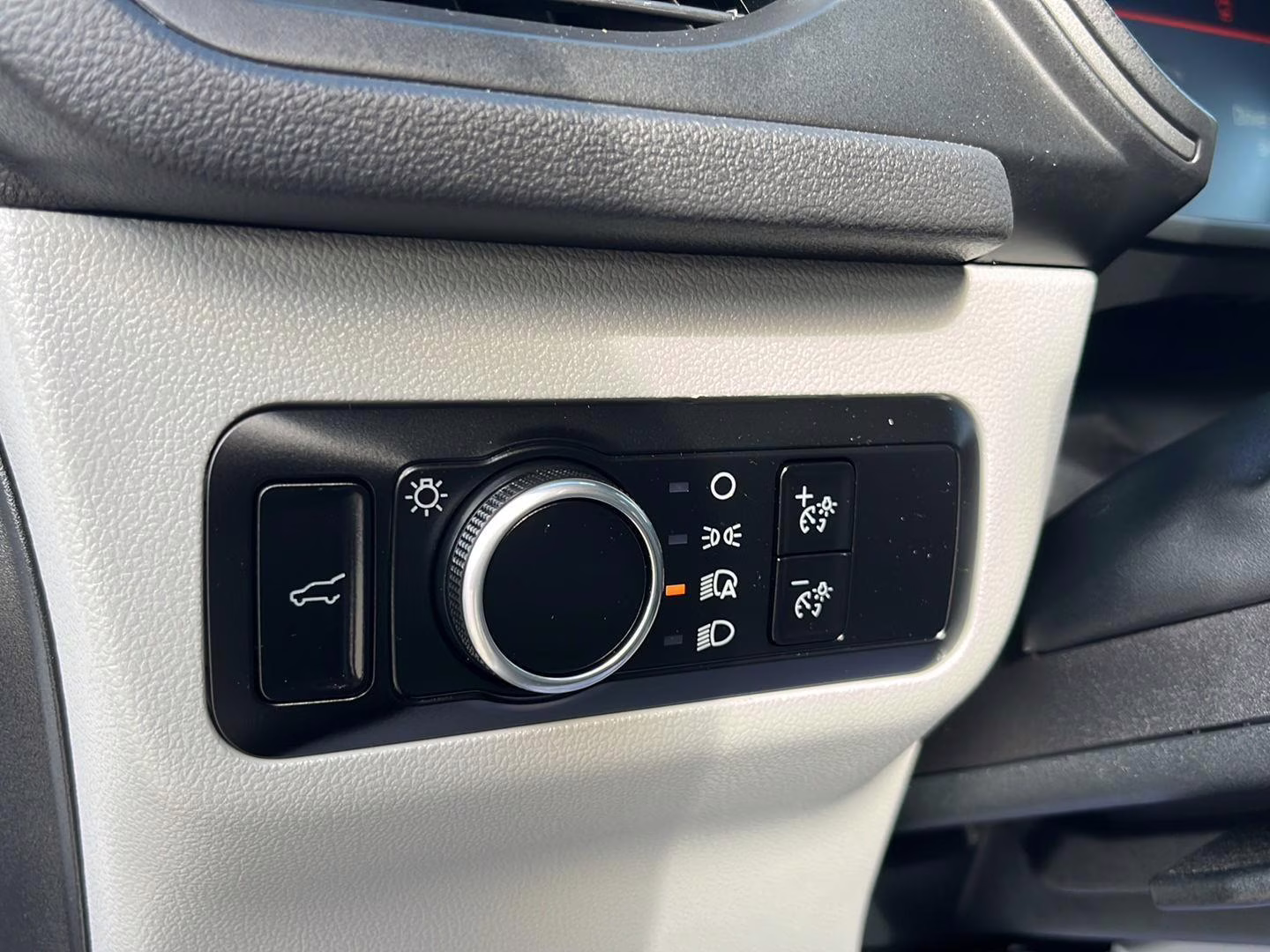 2023 Oxford White Ford Escape Active AWD SUV