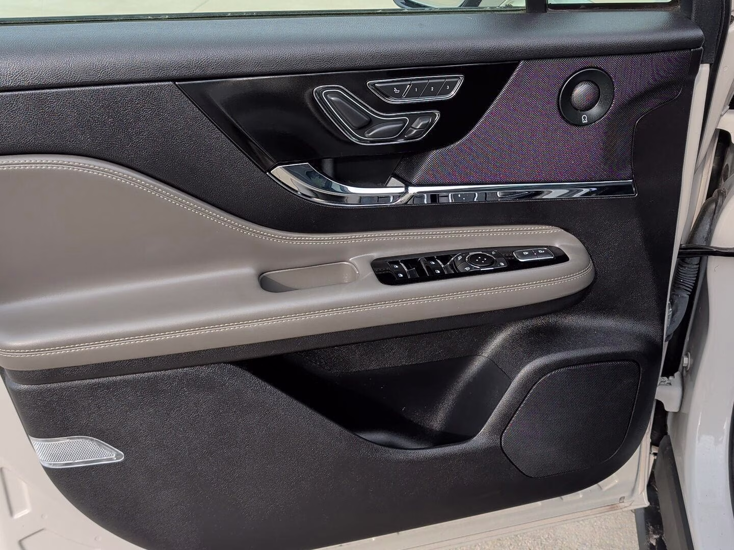 2023 Ceramic Pearl Metallic Tinted Clearcoat Lincoln Corsair Reserve 111 AWD SUV