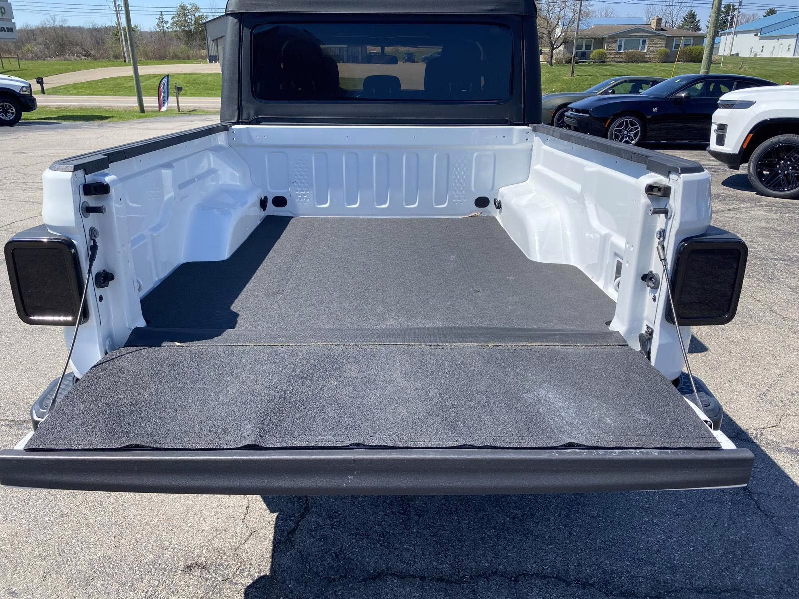 2022 Bright White Clearcoat Jeep Gladiator Willys Sport 4X4 Truck