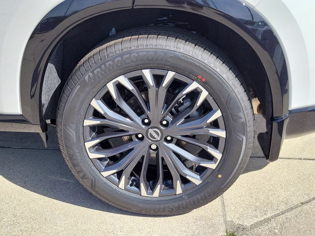 2026 Everest White Pearl/Super Black Nissan Rogue Platinum AWD SUV