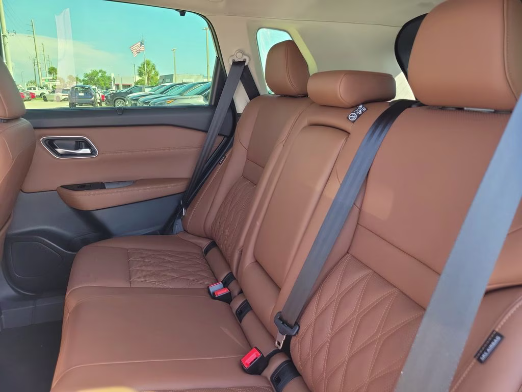 2026 Everest White Pearl/Super Black Nissan Rogue Platinum AWD SUV