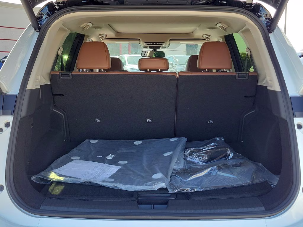 2026 Everest White Pearl/Super Black Nissan Rogue Platinum AWD SUV