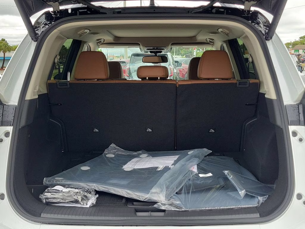 2026 Everest White Pearl/Super Black Nissan Rogue Platinum AWD SUV