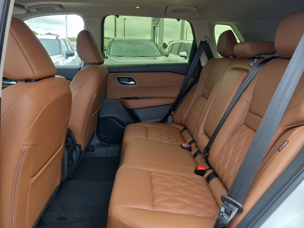 2026 Everest White Pearl/Super Black Nissan Rogue Platinum AWD SUV