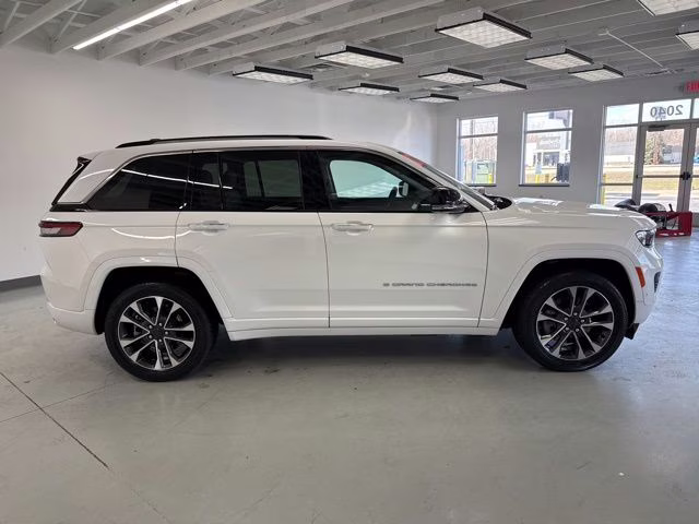 2022 Bright White Clearcoat Jeep Grand Cherokee Overland 4xe 4X4 SUV