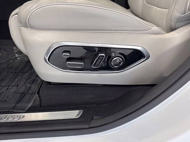 2022 Bright White Clearcoat Jeep Grand Cherokee Overland 4xe 4X4 SUV