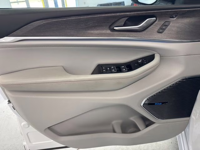 2022 Bright White Clearcoat Jeep Grand Cherokee Overland 4xe 4X4 SUV