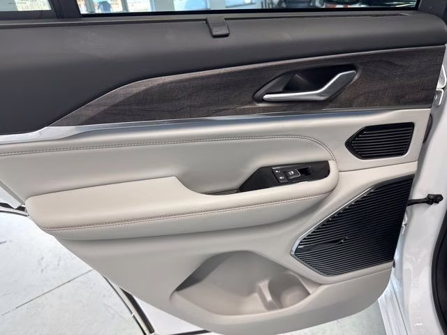 2022 Bright White Clearcoat Jeep Grand Cherokee Overland 4xe 4X4 SUV