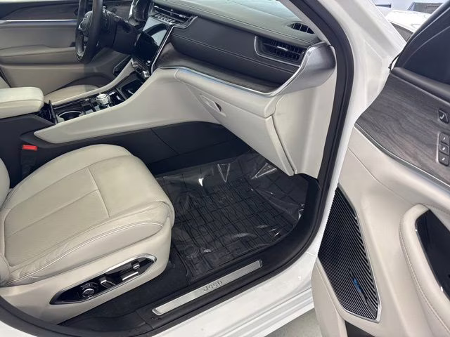 2022 Bright White Clearcoat Jeep Grand Cherokee Overland 4xe 4X4 SUV