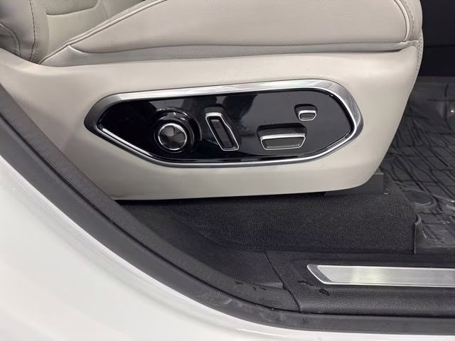 2022 Bright White Clearcoat Jeep Grand Cherokee Overland 4xe 4X4 SUV